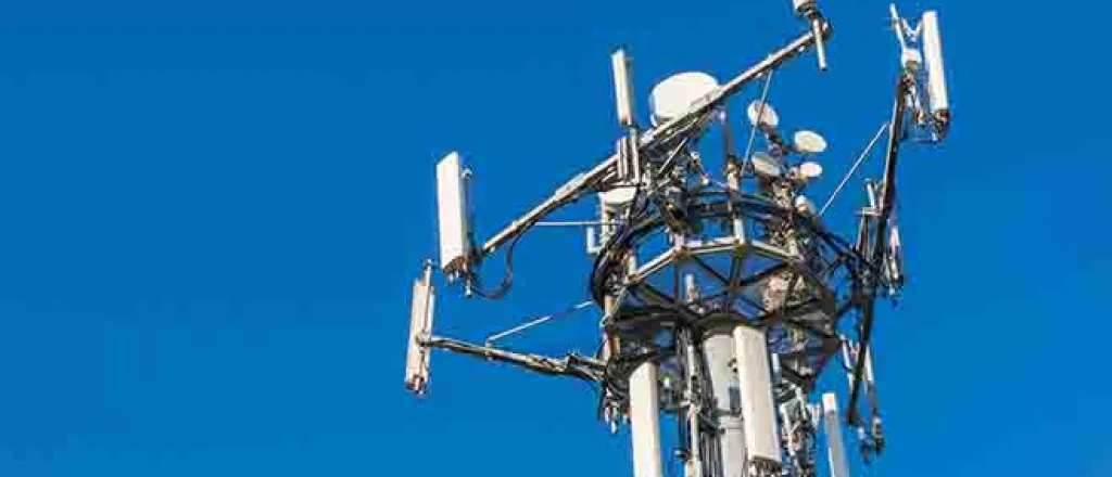 PROMO Technology - Cell phone tower - iStock - Emanuele D'Amico