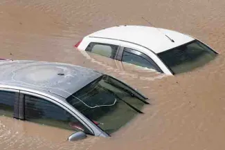 PROMO 64J1 Weather - Flood Water Cars Vehicles - iStock - Mijau